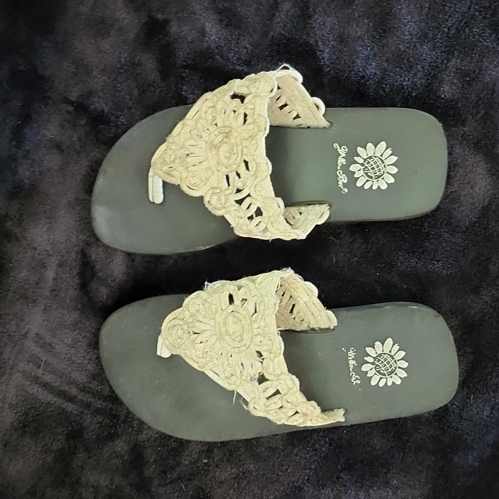 Girls Size 11 Yellow Box Flip Flops